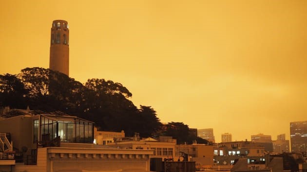 Bầu trời gần Tháp Coit ở San Francisco sáng 9.9. Ảnh: CNBC.