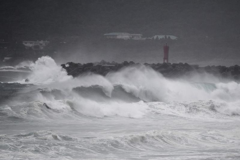 Bão Haishen gây sóng lớn ở Makurazaki, tỉnh Kagoshima, Nhật Bản, ngày 6.9.2020. Ảnh: AFP