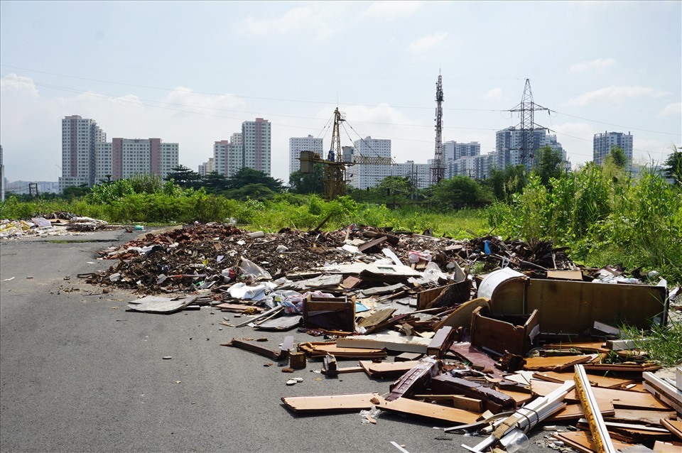 Một tuyến đường tại khu đô thị mới Thủ Thiêm trở thành bãi rác thải. Ảnh: Minh Quân