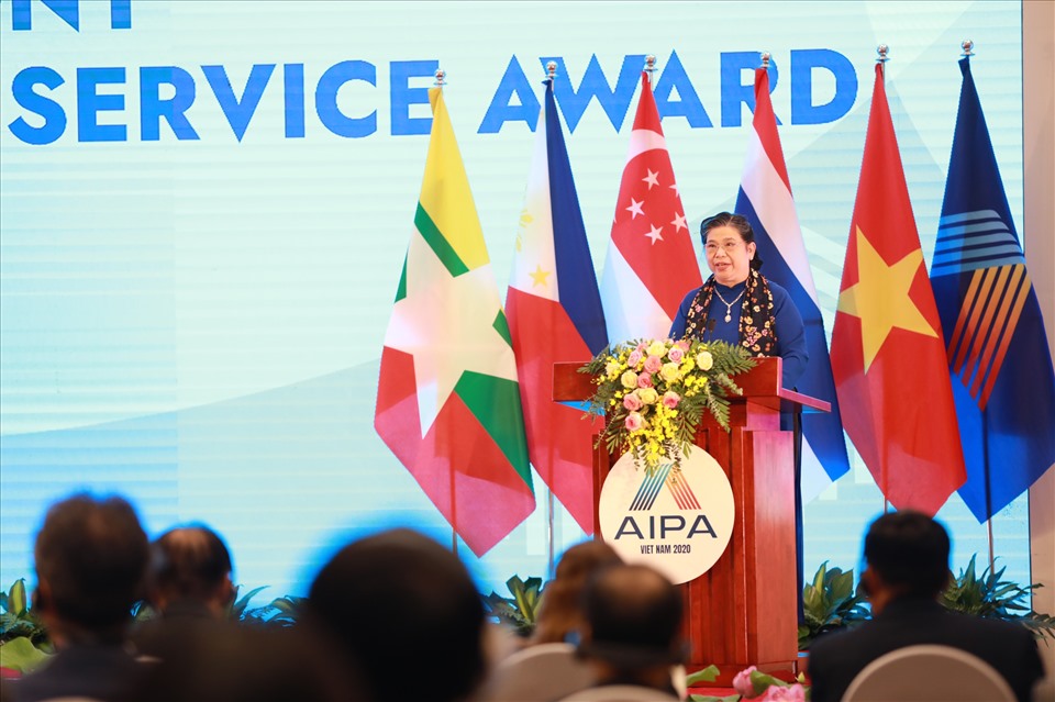 Phó Chủ tịch Thường trực Quốc hội Tòng Thị Phóng phát biểu tại buổi lễ trao giải thưởng. Ảnh Hải Nguyễn
