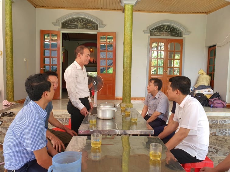 Đại diện Phòng Giáo dục huyện Anh Sơn thăm hỏi, động viên các gia đình. Ảnh:QĐ