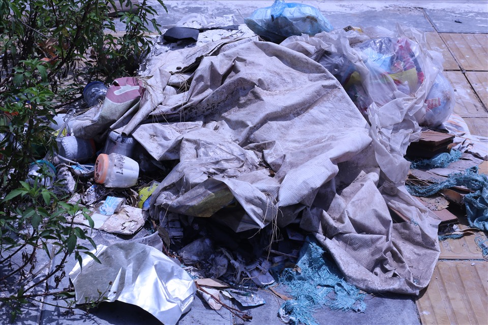 Nhiều loại rác thải được người dân vứt ngang nhiên trên vỉa hè. Ảnh: Huyền Chang