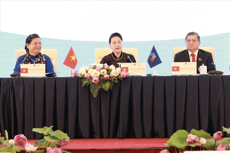 Chủ tịch Quốc hội Nguyễn Thị Kim Ngân - Chủ tịch AIPA 41 (giữa) tham dự họp báo. Ảnh Hải Nguyễn