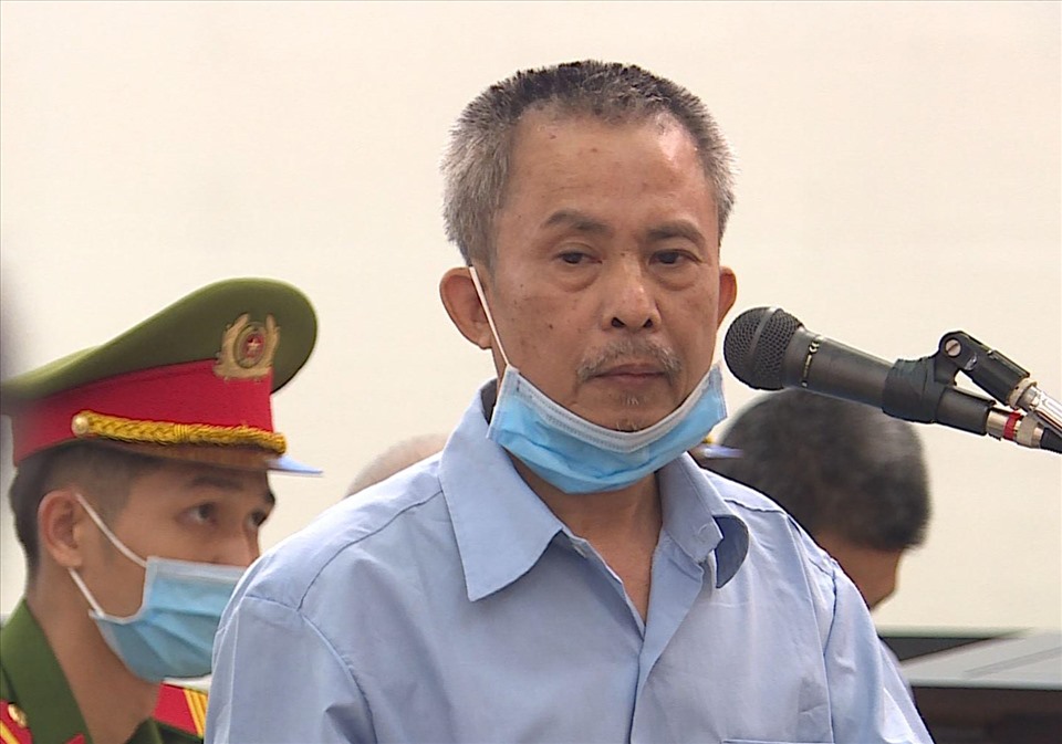 Bị cáo Lê Đình Công trong lời nói sau cùng gửi xin lỗi tới 3 cảnh sát hy sinh ở Đồng Tâm. Ảnh: Việt Hùng.