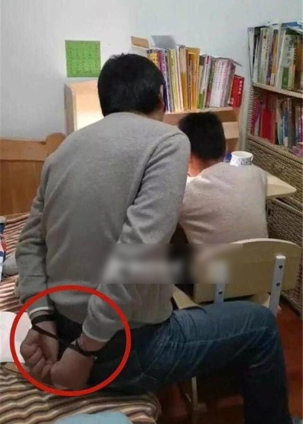 Trong bức ảnh hài hước này, ông bố này phải tự trói tay mình lại để ngăn động chân động tay khi dạy con học. Ảnh: Mạng xã hội.