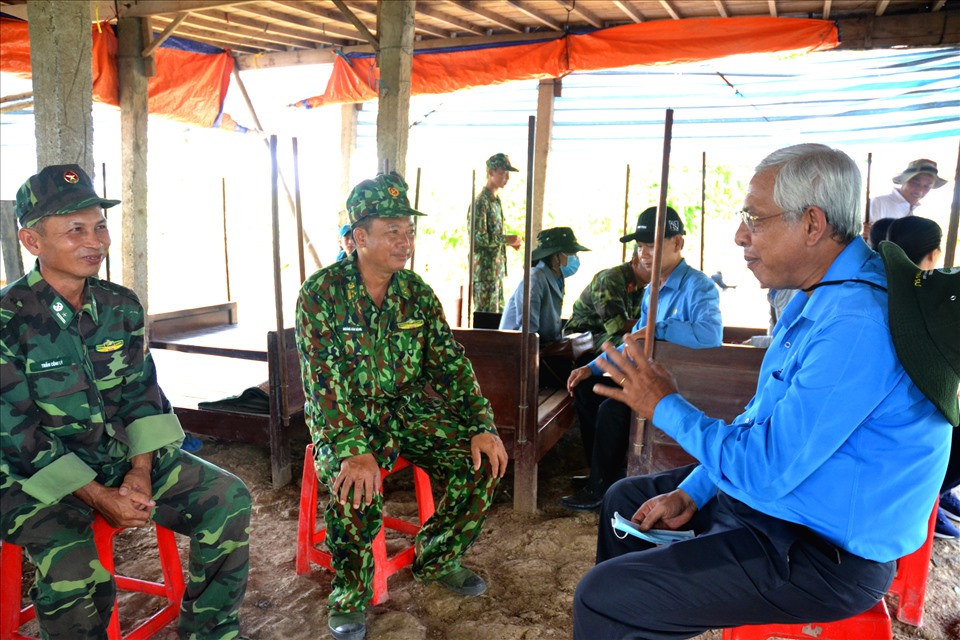 Thay mặt tổ chức Công đoàn tỉnh An Giang, ông Nguyễn Thiện Phú thăm hỏi, lắng nghe ý kiến, đề xuất của cán bộ, chiến sĩ làm nhiệm vụ kiểm soát biên giới mùa COVID-19. Ảnh: Lục Tùng