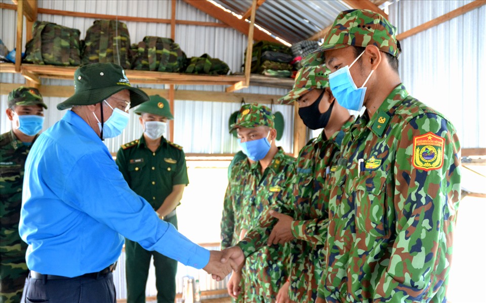 Đánh giá cao những đóng góp của lực lượng làm nhiệm vụ phòng, chống dịch COVID-19 trên tuyên biên giới, ông Nguyễn Thiện Phú động viên tinh thần và mong muốn cán bộ chiến sĩ tiếp tục phát huy thành tựu đã đạt được để đảm bảo an toàn dịch bệnh trên tuyến biên giới. Ảnh: Lục Tùng