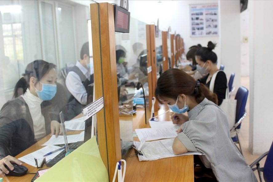 Người lao động nộp hồ sơ Bảo hiểm thất nghiệp tại Trung tâm Dịch vụ việc làm Hà Nội. Ảnh minh hoạ ANH THƯ