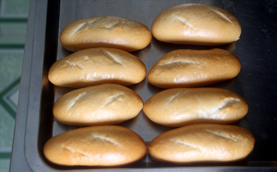 Đối với bánh mì truyền thống, mỗi ổ sử dụng khoảng 100gr bột, riêng đối với bánh mì tí hon chỉ dùng vỏn vẹn 10gr bột. Mỗi ngày, chị cho ra lò hơn 100 ổ bánh mì lạt tí hon (để bán bánh mì thịt), 150 ổ bánh mì ngọt và 300 ổ bánh mì thanh long.