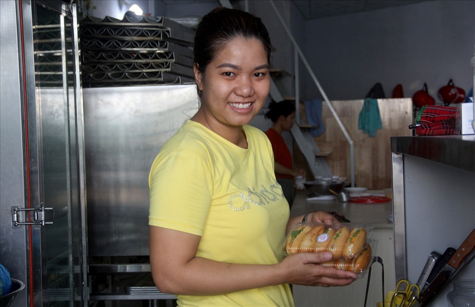 Chị Huỳnh Thụy Thúy Vân trước kia là giáo viên mầm non, trong quá trình giảng dạy chị thích sáng tạo những món đồ chơi nhỏ cho học trò chơi.. Sau khi nghỉ dạy, chị Vân theo học làm bánh, rồi quyết định khởi nghiệp bằng việc mở lò bánh mì tí hon.