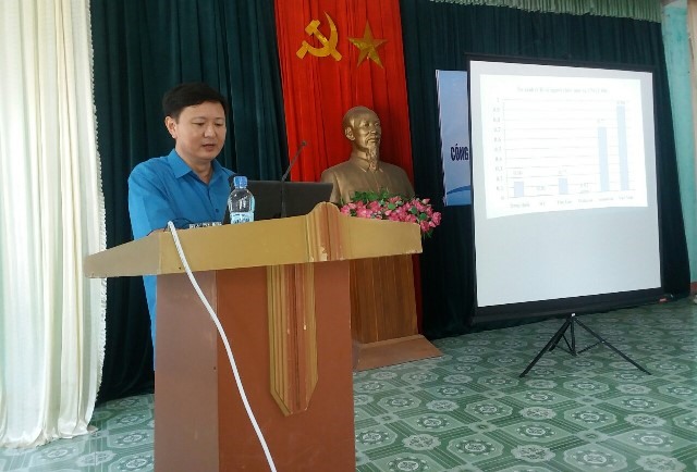 Ông Phan Mạnh Hùng - Trưởng Ban Tuyên giáo - Nữ công LĐLĐ Hà Tĩnh phổ biến một số quy định về an toàn giao thông. Ảnh: CĐ.
