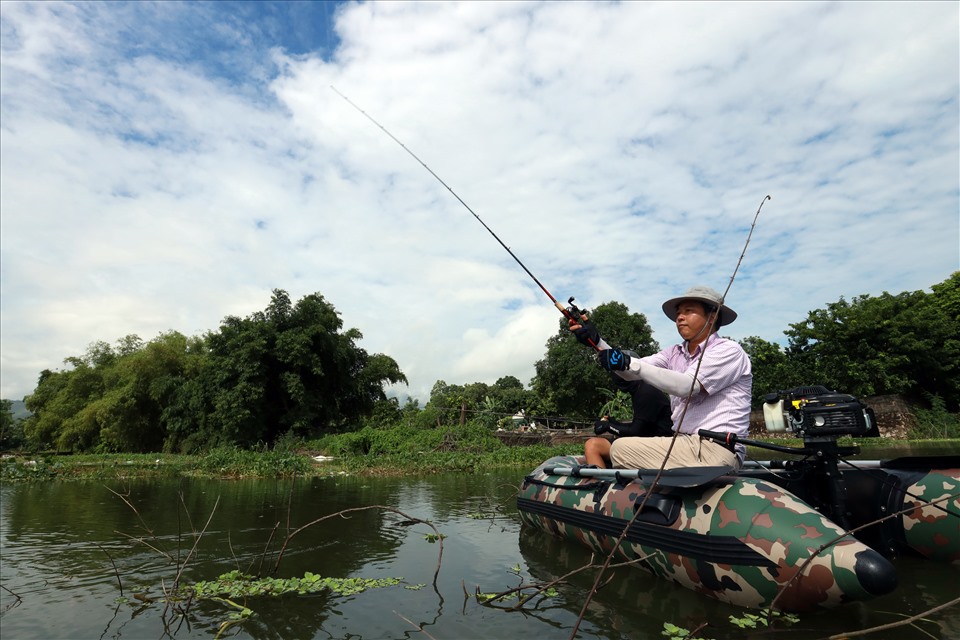 Hồ Văn Sơn (Chương Mỹ) cách Hà Nội khoảng 40km, điểm câu thu hút các cần thủ săn cá chuối.