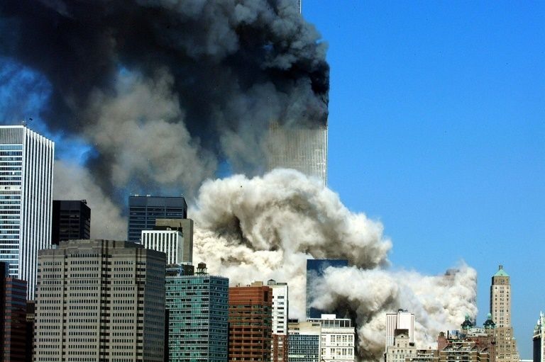 Khói đen bao trùm từ Trung tâm Thương mại Thế giới sau khi tòa tháp đầu tiên sụp đổ vào ngày 11.9.2001. Ảnh: AFP.