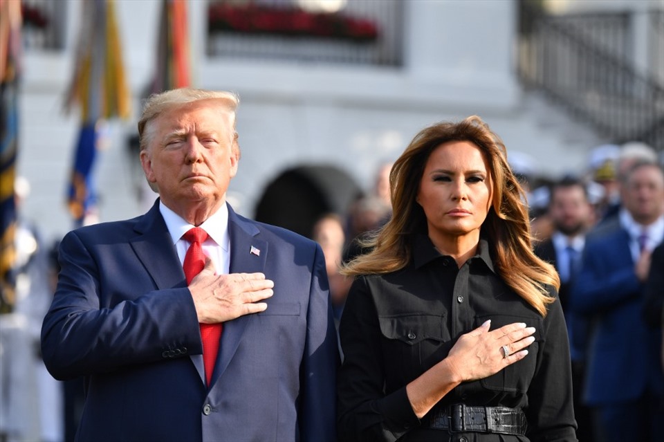 Tổng thống Mỹ Donald Trump và Đệ nhất phu nhân Melania Trump trong phút mặc niệm tại Nhà Trắng, tưởng nhớ 18 năm vụ tấn công khủng bố 11.9, vào ngày 11.9.2019 ở Washington, Mỹ. Ảnh: AFP.