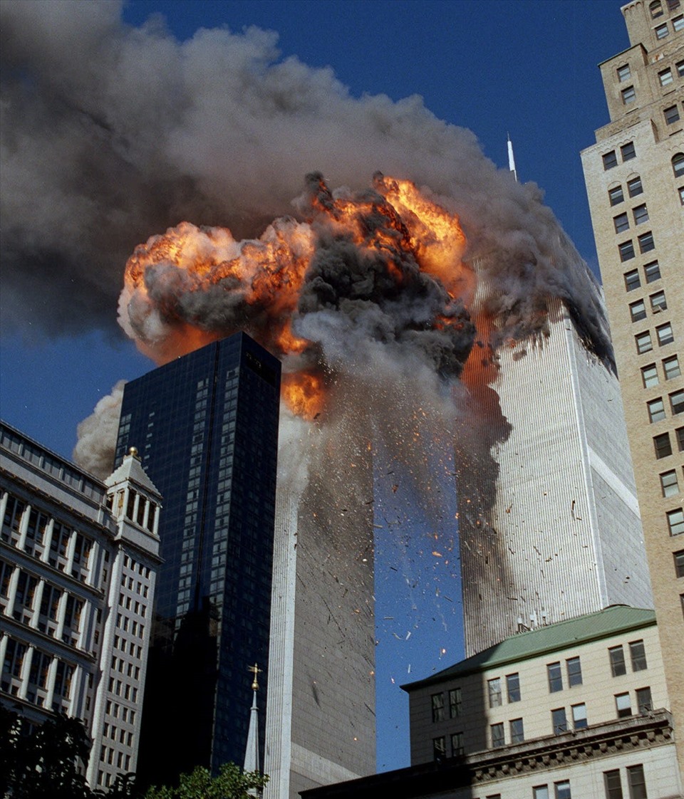 Khói, lửa và các mảnh vỡ từ một trong hai tòa tháp của Trung tâm Thương mại Thế giới khi máy bay đâm. Ảnh: AP