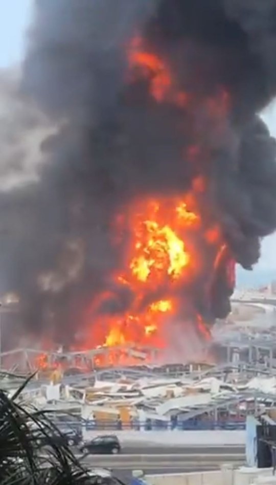 Ảnh cháy lớn ở Beirut ngày 10.9. Ảnh: Metro.