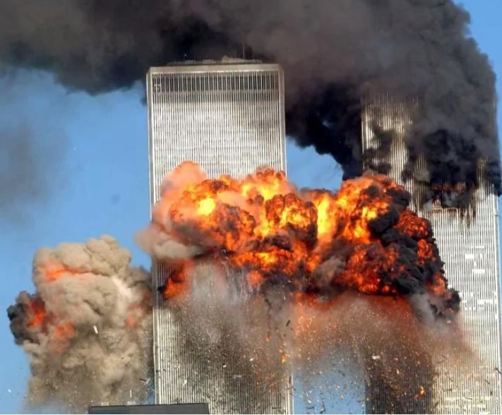 Tòa tháp phía nam của Trung tâm Thương mại Thế giới khi chuyến bay 175 của United Airlines bị không tặc khống chế lao vào tòa nhà. Ảnh: Getty Images
