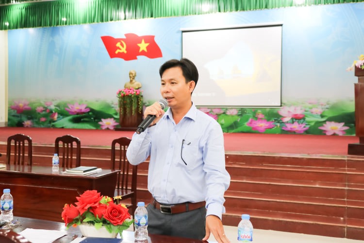 Ông Bùi Ngọc Hiếu - Phó giám đốc BHXH huyện Cao Lãnh triển khai các vấn đề liên quan đến bảo hiểm học sinh. HL