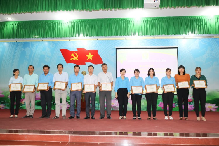 Chủ tịch LĐLĐ huyện Cao Lãnh Phạm Thị Xuân Mai trao giấy khen cho các tập thể và cá nhân có thành tích tốt. Ảnh: HL