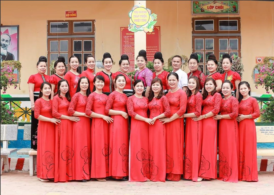 Cô Nguyễn Thị Hưng (đứng thứ 6 từ trái sang) cùng tập thể cán bộ, giáo viên, nhân viên trường mầm non Họa Mi năm học 2019-2020.