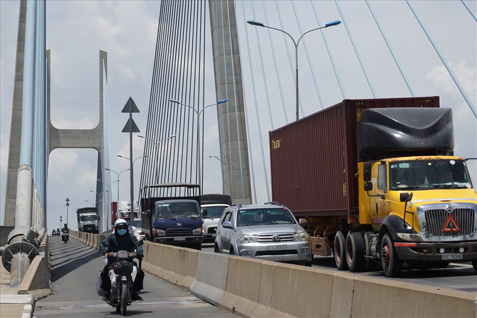 Rất nhiều phương tiện lưu thông trên cầu Phú Mỹ, đặc biệt là xe tải nặng, container gây ra nhiều tiếng ồn và rung động mạnh.  Ảnh: Minh Quân