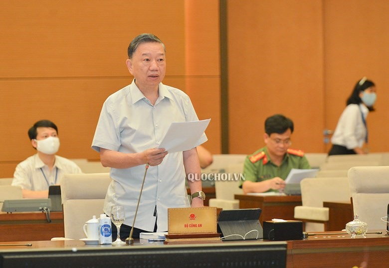 Đại tướng Tô Lâm - Bộ trưởng Bộ Công an trình bày Tờ trình về Dự án Luật. Ảnh Quochoi.vn