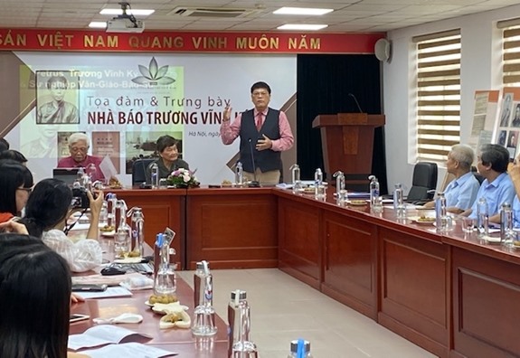Diễn giả Trần Hữu Phúc Tiến trình bày chuyên đề về nhà báo Trương Vĩnh Ký.