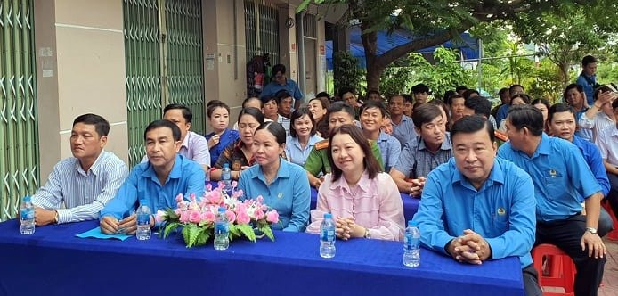Đồng chí Võ Thanh Tòng, Chủ tịch LĐLĐ tỉnh Cà Mau tham dự buổi lễ ra tổ tự quản khu nhà trọ công nhân (ảnh Nhật Hồ)