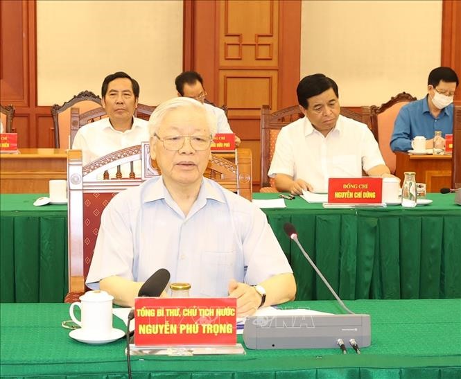 Tổng Bí thư, Chủ tịch nước Nguyễn Phú Trọng, Trưởng Tiểu ban Văn kiện Đại hội XIII của Đảng phát biểu chỉ đạo cuộc họp.