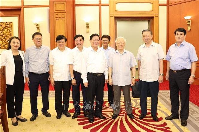 Tổng Bí thư, Chủ tịch nước Nguyễn Phú Trọng, Trưởng Tiểu ban Văn kiện và các đại biểu dự cuộc họp Tiểu ban Văn kiện Đại hội XIII của Đảng.