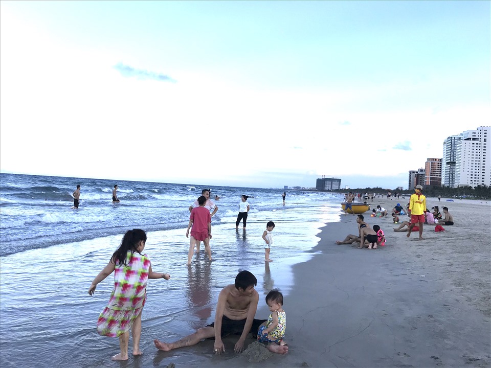 Thông thường, tại bãi biển Mỹ Khê thời gian thường ngày từ 15h đến 18h30 luôn đông đúc người tắm, nhưng do ảnh hưởng dịch COVID-19, người dân ra tắm biển vắng hơn mọi khi. Ảnh: Mai Hương