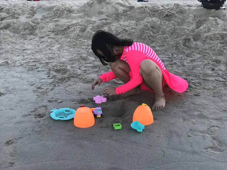 Nhiều trẻ em tỏ ra thích thú khi được trở lại bãi biển. Ảnh: Mai Hương