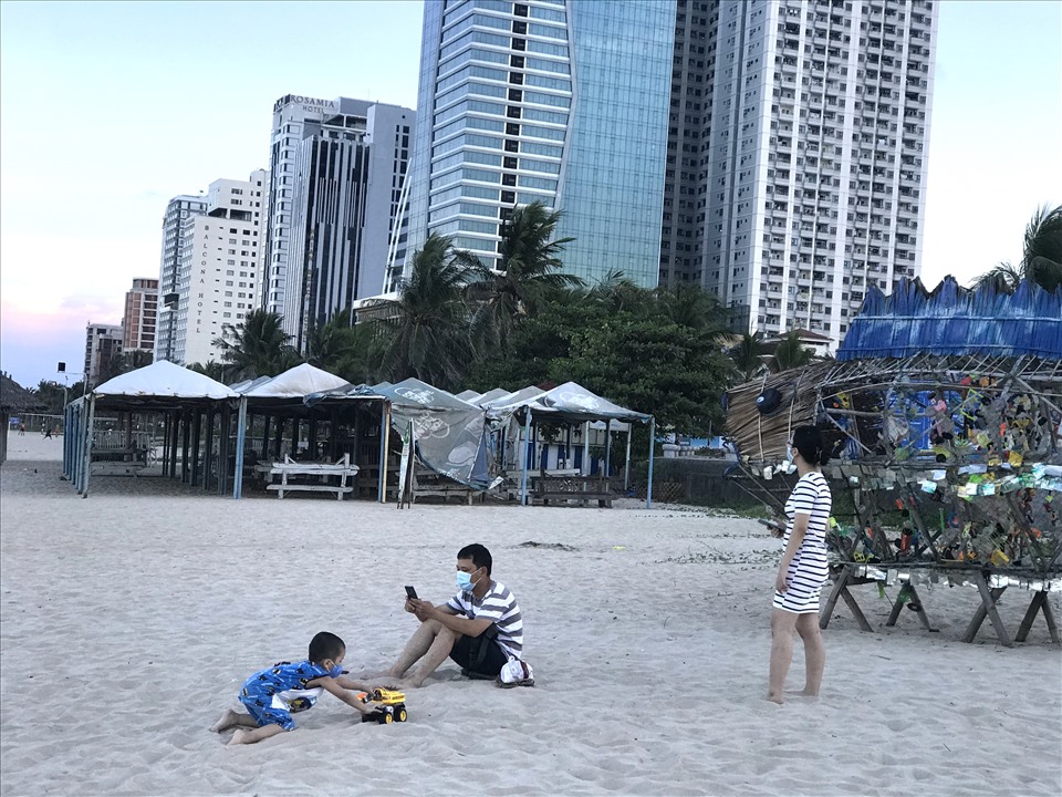 Nhiều gia đình cho con nhỏ ra bãi biển hóng gió sau nhiều ngày giãn cách xã hội. Ảnh: Mai Hương