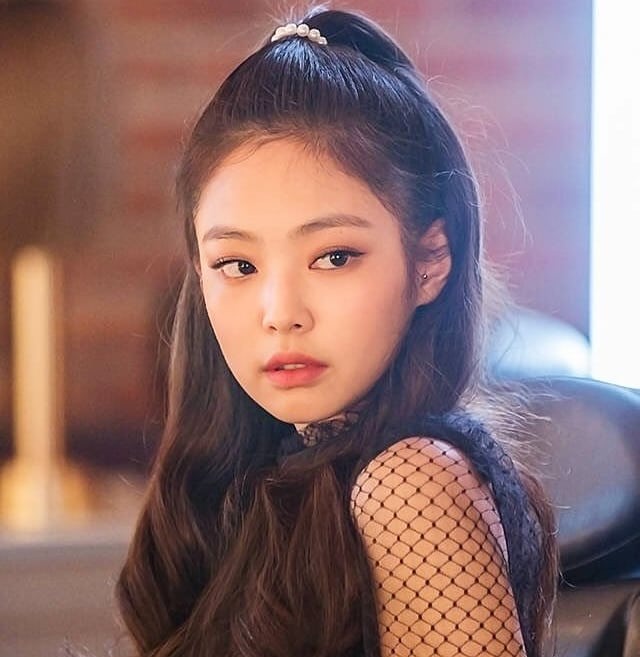 Jennie của Blackpink đang trở thành một trong những idol được yêu thích nhất tại Hàn Quốc. Bức ảnh chụp Jennie với phong cách cá tính và cuốn hút này sẽ khiến bạn phải trầm trồ và ngất ngây.