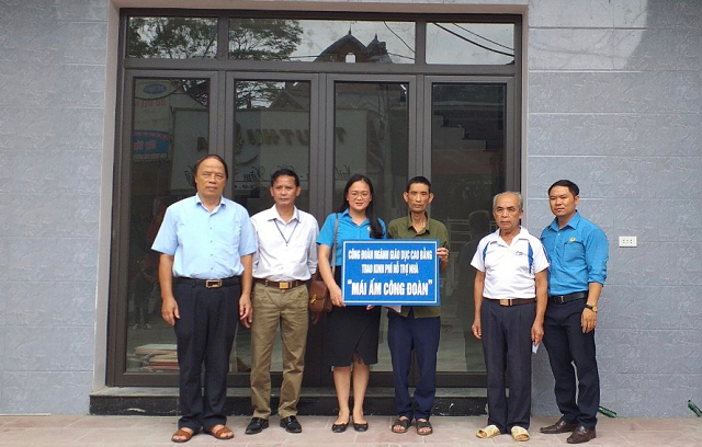 Đại diện LĐLĐ tỉnh Cao Bằng trao hỗ trợ cho đoàn viên xây dựng Mái ấm Công đoàn.  Ảnh: GDCB