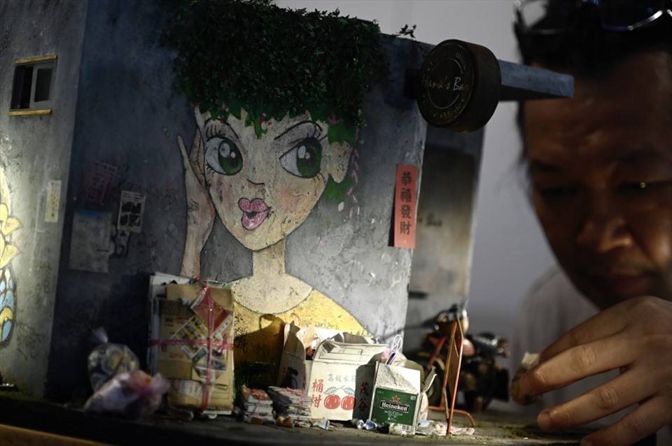 Ông Hank Cheng chụp ảnh với tác phẩm “Happy Time“. Ảnh: AFP.