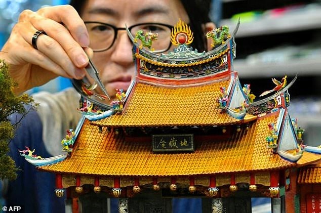 Chen Shih-jen làm việc với mô hình một ngôi đền. Ảnh: AFP.
