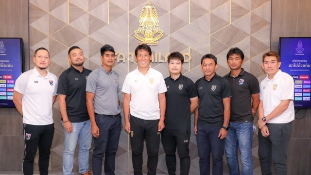 HLV Nishino và các trợ lý tại tuyển Thái Lan khi đến họp với FAT hôm 9.9. Ảnh: FAT.