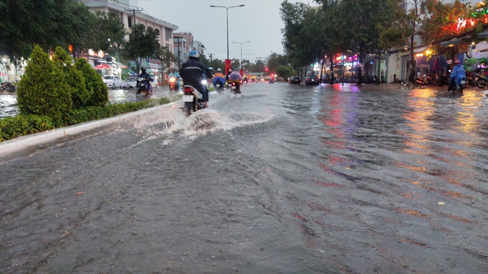 Hễ mưa là tuyến đường Trần Văn Hoài (thuộc phường Xuân Khánh, quận Ninh Kiều, TP.Cần Thơ) bị ngập, khiến cuộc sống sinh hoạt và việc kinh doanh của người dân gặp khó khăn. Ảnh: Thành Nhân
