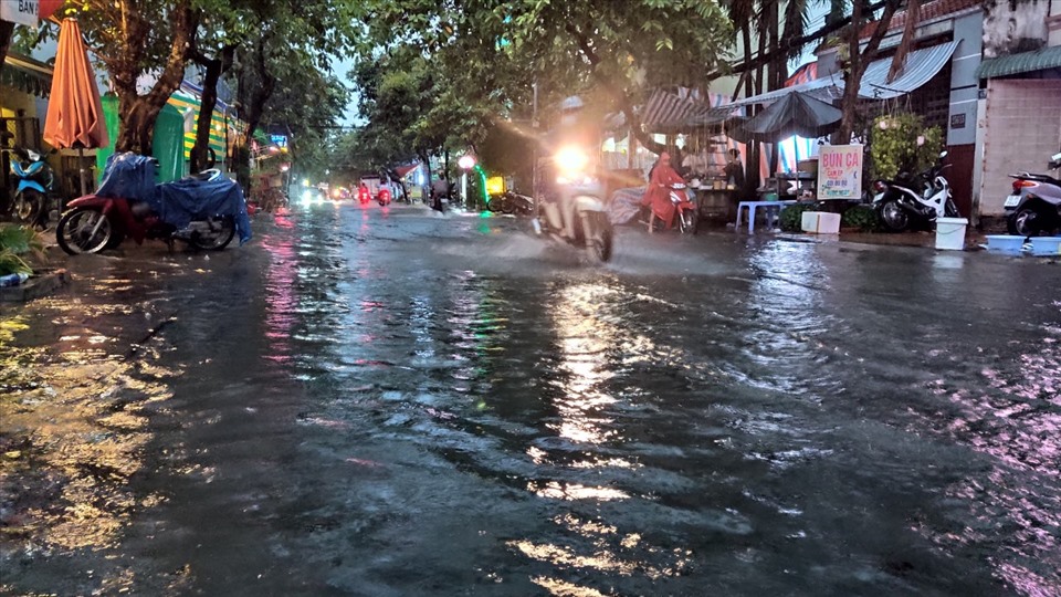 Tuyến đường Võ Trường Toàn (thuộc quận Ninh Kiều, TP.Cần Thơ) bị ngập sau cơn mưa. Ảnh: Thành Nhân