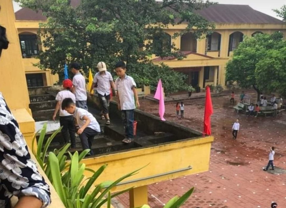 Hình ảnh một số học sinh ra ban công nhặt rác. Ảnh: Facebook.