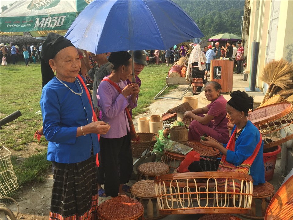 Nhiều quầy hàng bày bán các sản phẩm nông sản, nhu yếu phẩm, sản phẩm thủ công mỹ nghệ của đồng bào dân tộc Thái và Đan Lai như váy, áo thổ cẩm, cá suối, măng rừng, cơm lam...Ảnh: MT
