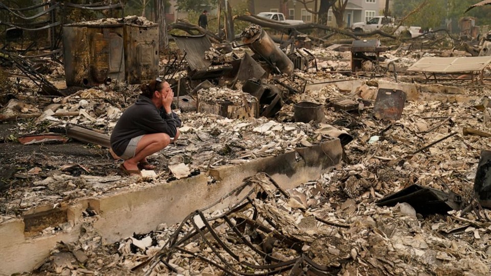 Một cư dân ngồi khóc tại đống đổ nát của ngôi nhà đã bị thiêu rụi ở thành phố Talent, tiểu bang Oregon, Mỹ hôm 11.9. Ảnh: ABC News