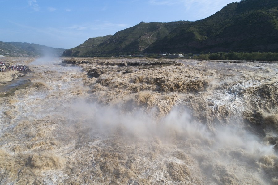 Khách du lịch chụp ảnh thác Hà Khẩu trên sông Hoàng Hà, ở tỉnh Thiểm Tây, phía tây bắc Trung Quốc hôm 11.9. Ảnh: Tân Hoa Xã