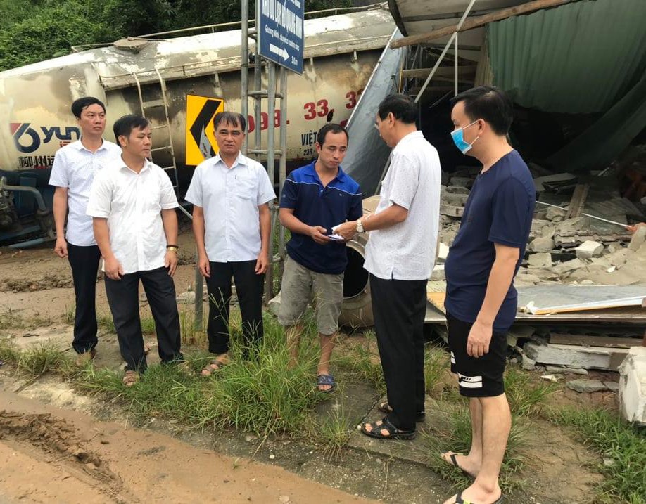Lãnh đạo huyện Bắc Quang có mặt chỉ đạo, giúp đỡ gia đình bị nạn. Ảnh: P. Họ