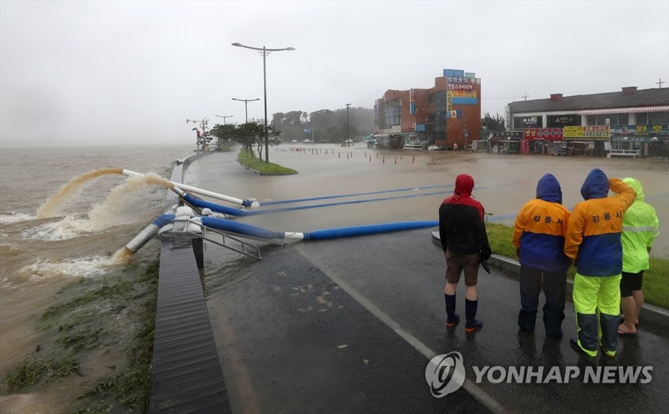 Chính quyền tiến hành bơm nước ra khỏi con đường bị ngập lụt ở thành phố cảng Gangneung, sau bão Haishen. Ảnh: Yonhap