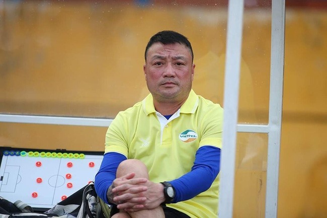 Huấn luyện viên Trương Việt Hoàng đang “mát tay” với Viettel. Ảnh: TL