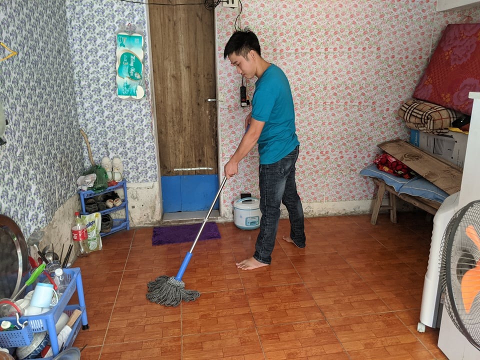 Sau một năm mắc sốt xuất huyết, Vũ Hồng Hải đã ý thức được việc thường xuyên dọn dẹp nhà cửa sạch sẽ nhằm hạn chế muỗi.