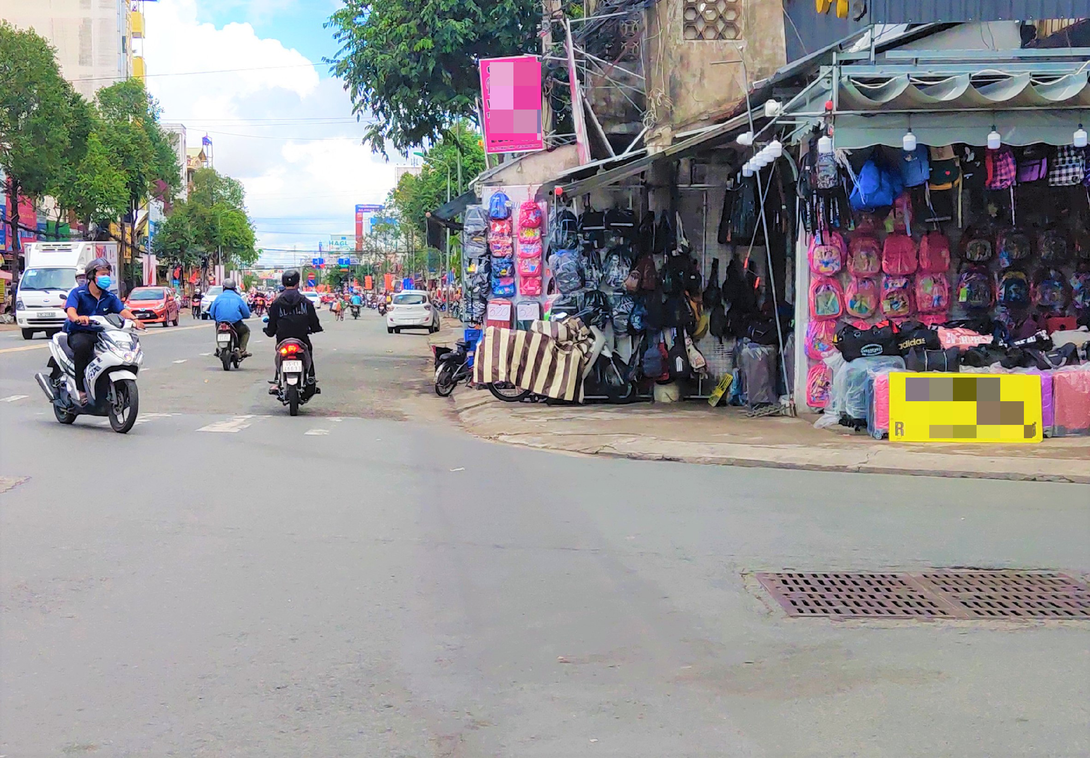 Theo ghi nhận thực tế của PV Lao Động thì tại đường Nguyễn Văn Linh, đường Mậu Thân thì vẫn còn tình trạng người dân tái lấn chiếm vỉa hè. Ảnh: Thành Nhân