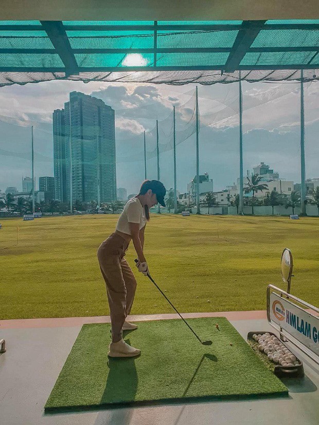 Golf là bộ môn mang lại vóc dáng săn chắc cho Minh Hằng (Ảnh: NVCC).